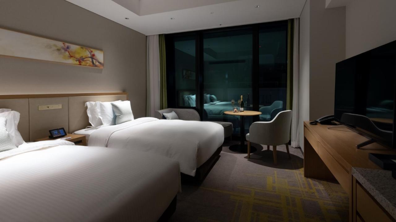 Miyako Hotel Hakata Fukuoka  Exteriér fotografie A room at the hotel