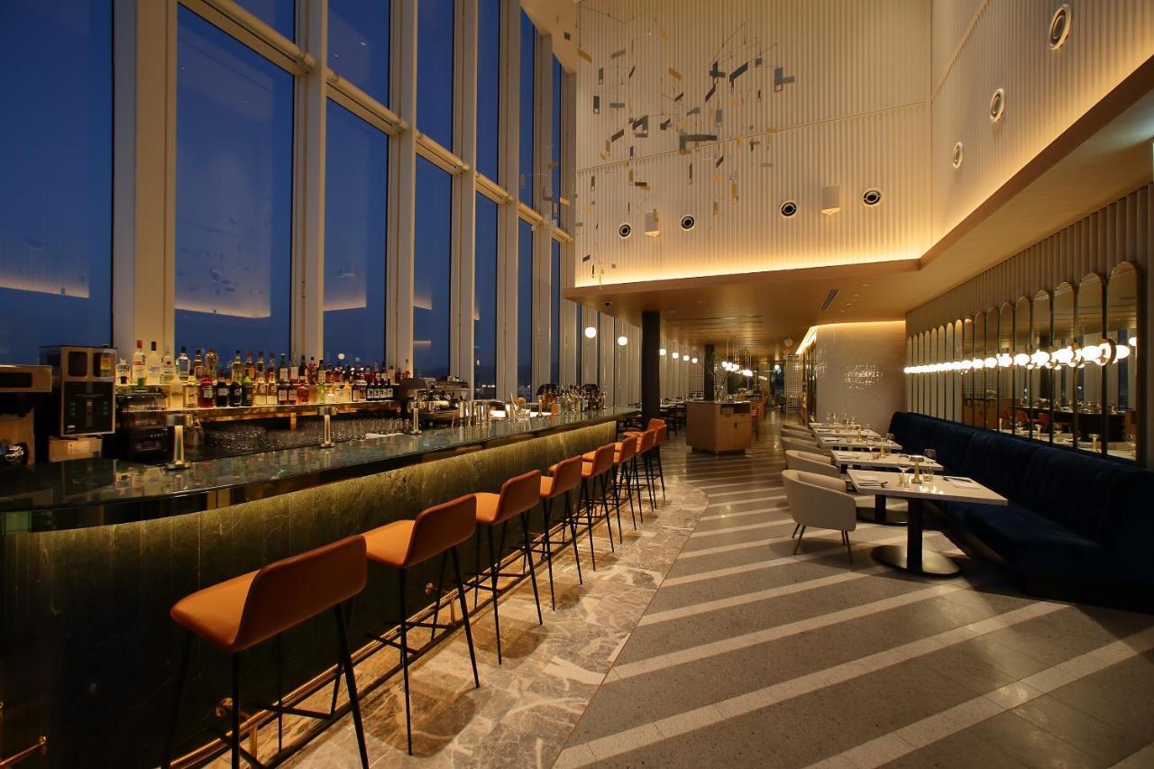 Miyako Hotel Hakata Fukuoka  Exteriér fotografie The bar at the 39th floor