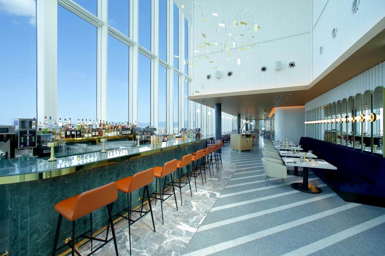 Miyako Hotel Hakata Fukuoka  Exteriér fotografie The bar at the top of the hotel
